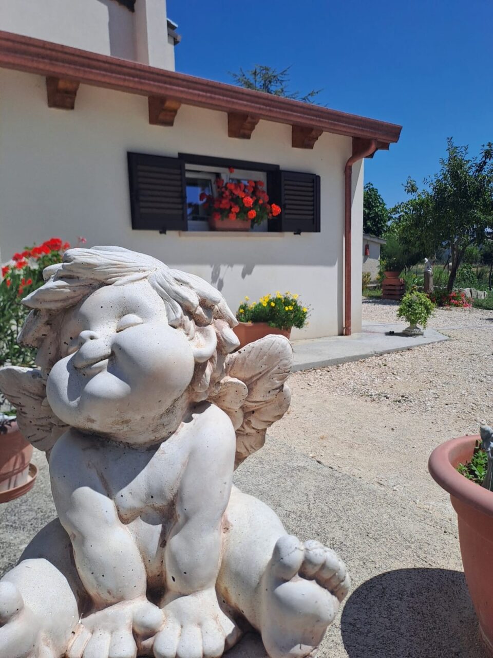 Angioletto decorativo in gesso davanti alla facciata di Santa Lucia Alloggio